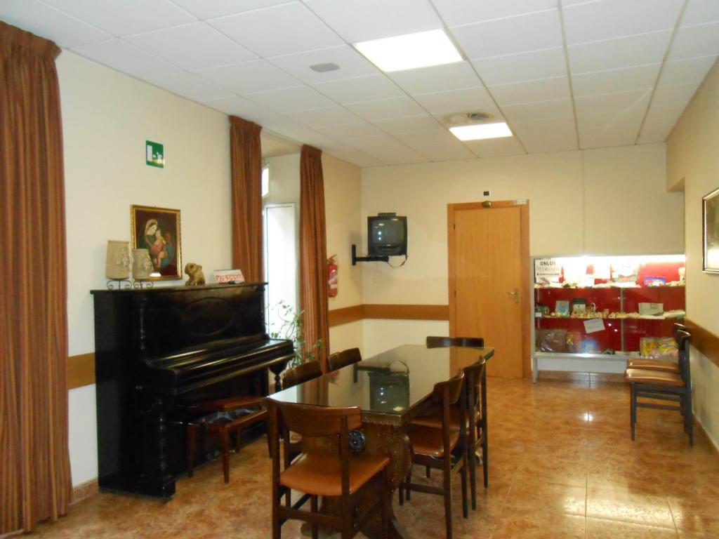 Maria Rosa Molas - Casa Per Ferie Pensión Roma